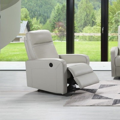 Poltrona de relaxamento cinza claro reclinada junto a janela