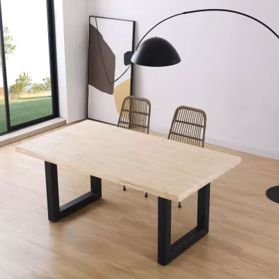 Mesa de madeira clara com pernas em metal preto e cadeiras de verga com candeeiro de arco preto