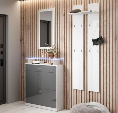 Móvel de entrada branco e cinza com espelho e parede ripada de madeira