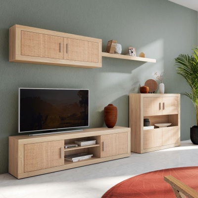 Móveis de sala em madeira clara com textura natural e detalhes em tecido trançado