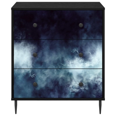 Cómoda preta com quatro gavetas decoradas em azul e branco abstrato.
