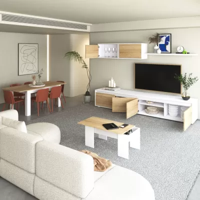 Sala moderna com sofá creme, mesa de centro e móvel TV madeira clara e branco, cadeiras vermelhas, mesa jantar madeira clara, plantas e quadros abstratos.