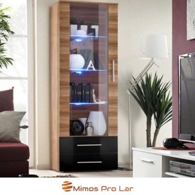 Móvel de sala com porta de vidro e prateleiras iluminadas