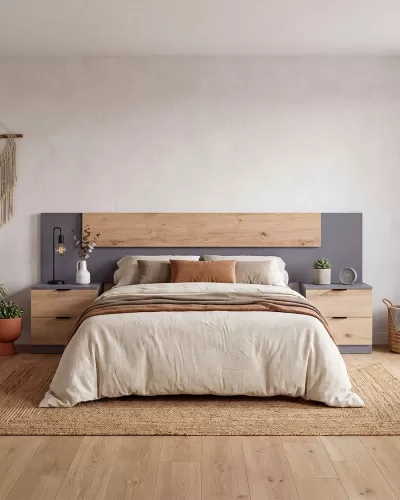 Quarto com cama ampla, cabeceira em madeira clara e cinzento, roupa de cama creme e castanho, móveis em madeira e cinzento, plantas e candeeiro