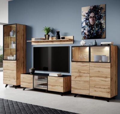 Conjunto de mobiliário de sala em madeira clara com detalhes em vidro e parede azul cinzento