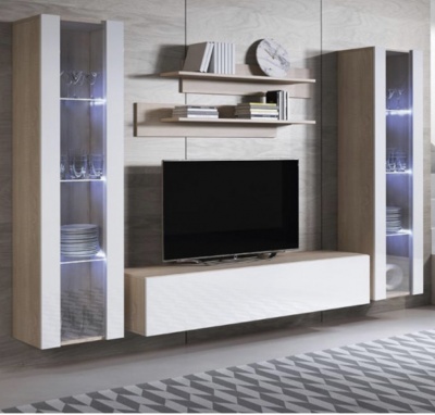 Conjunto de móveis para sala com madeira clara e painéis brancos, vitrines iluminadas e televisão