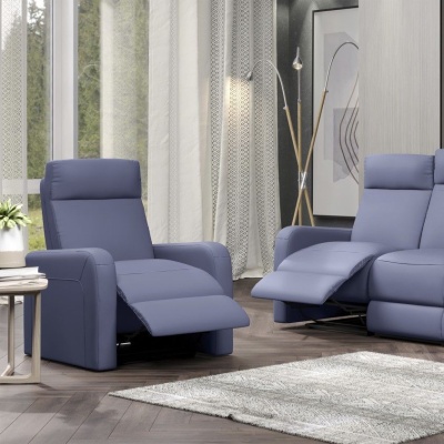 Poltrona e sofá reclináveis em couro sintético azul num ambiente com cortinas claras e tapete cinza