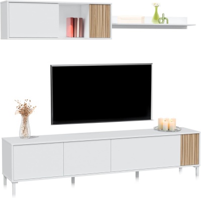 Móvel de televisão branco com detalhes em madeira, prateleira suspensa, livros, vasos, velas e televisão de ecrã plano