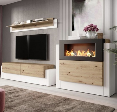 Móvel com painel de madeira clara, base branca e lareira embutida com chamas