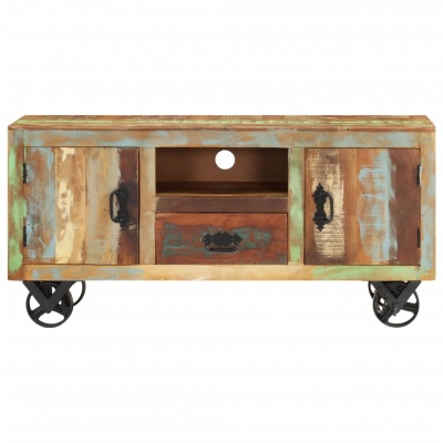 Móvel de madeira reciclada com portas e gaveta, rodas pretas e acabamento colorido envelhecido