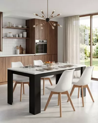 Mesa de jantar branca com cadeiras brancas e pernas em madeira clara numa cozinha moderna com armários em madeira e janela grande