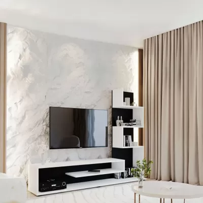 Móvel TV preto e branco com televisão, prateleiras, cortinas bege e mesa de centro com vaso.