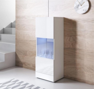 Móvel branco com porta de vidro e copos, parede de madeira clara, chão cinzento, escadas brancas e relógio redondo