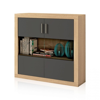 Estante em madeira clara com portas cinzento escuro e prateleira com livros e objetos decorativos azuis