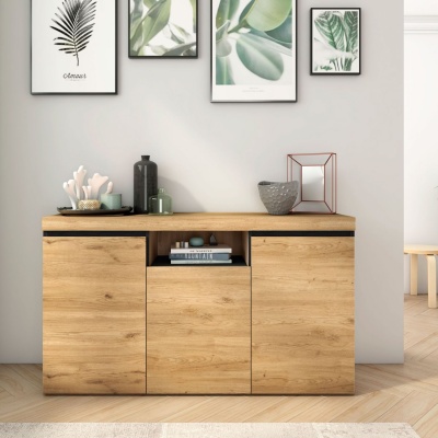 Aparelho de móveis em madeira clara com decoração e quadros de folhas verdes na parede