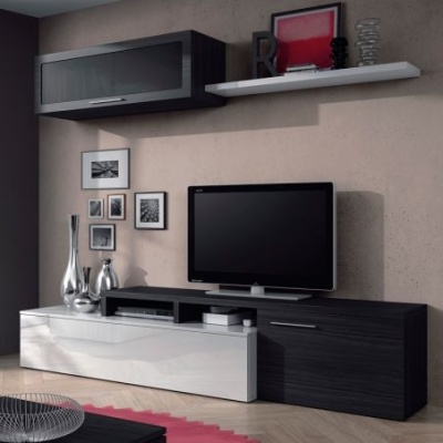 Móvel de TV preto e branco com prateleira, quadros e objetos decorativos numa sala moderna