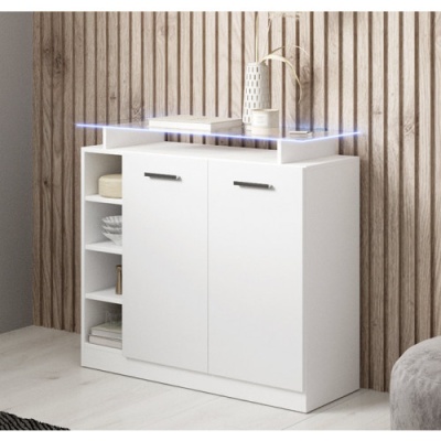 Móvel de arrumação branco com prateleiras e decoração sobre um fundo de parede texturizada de madeira clara