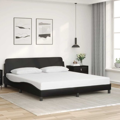 Cama casal preta com colchão branco e almofadas, mesas de cabeceira, quadros abstratos e cortinas cinza