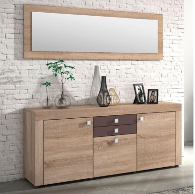 Aparador de madeira clara com gavetas castanhas, vasos decorativos e espelho rectangular na parede branca de tijolo