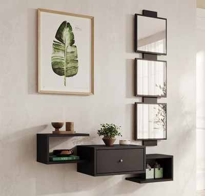 Móvel de parede preto com prateleira e gaveta decorado numa parede branca com espelhos e quadro folha verde
