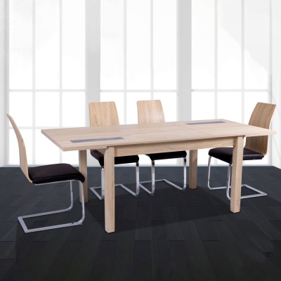 Conjunto de mesa de jantar em madeira clara com quatro cadeiras e chão escuro