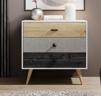 Mesa de cabeceira com três gavetas em madeira de diferentes tons e estrutura branca