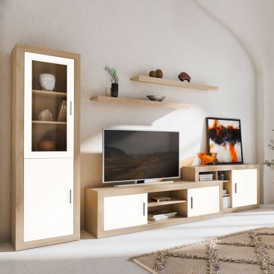 Móvel TV em madeira clara com portas brancas e prateleiras flutuantes decoradas