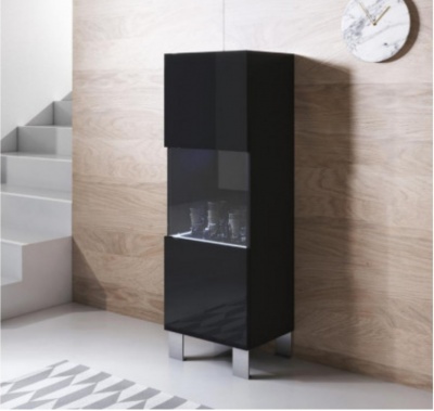 Móvel alto preto com porta de vidro e copos, parede de madeira clara, escadas brancas, relógio redondo branco