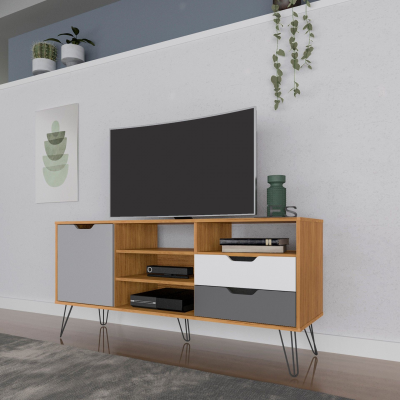 Móvel de TV de madeira clara com gavetas e portas coloridas e pés metálicos finos