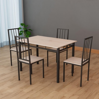 Conjunto mesa de cozinha com tampo e assentos em madeira clara e estrutura metálica preta com quatro cadeiras