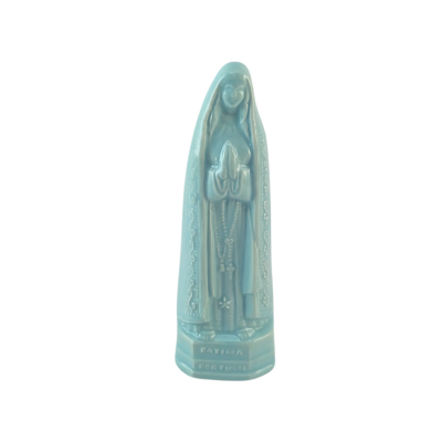 Estatueta azul clara de Nossa Senhora de Fátima em cerâmica com rosário e base com texto