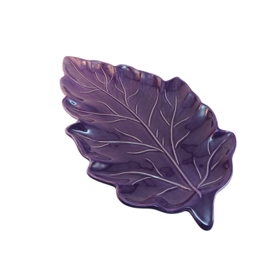 Prato decorativo de cerâmica roxo em forma de folha com relevo e brilho