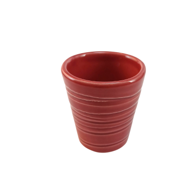 Copo de cerâmica vermelho com linhas horizontais onduladas