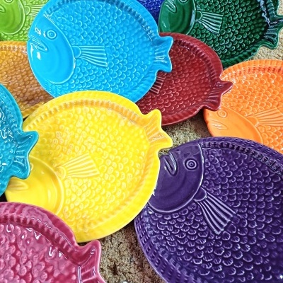 Pratos decorativos de cerâmica colorida em forma de peixe com textura de escamas