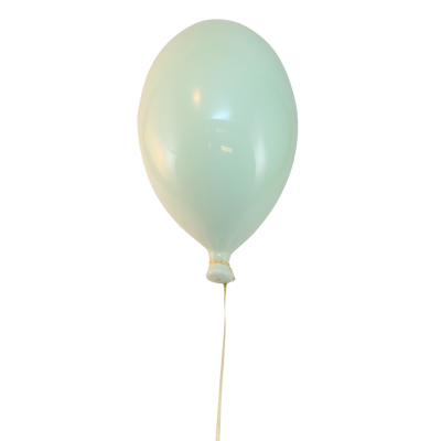 Balão azul claro amarrado a fio branco