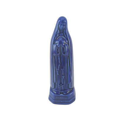 Estátua religiosa azul em cerâmica vidrada com figura feminina em oração.