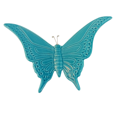Figura decorativa de cerâmica azul turquesa em forma de borboleta com asas detalhadas