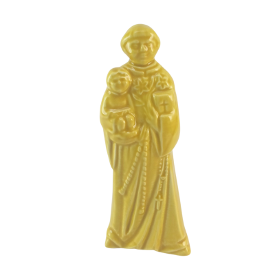 Estatua pequena amarela de santo com criança, detalhes gravados, fundo branco