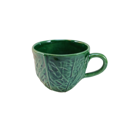 Caneca de cerâmica verde com textura de folhas