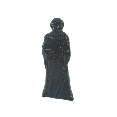 Estatueta preta de um santo a segurar um menino, fundo branco