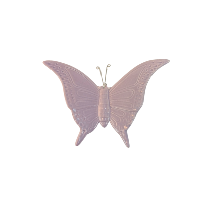 Borboleta decorativa em cerâmica rosa com antenas metálicas