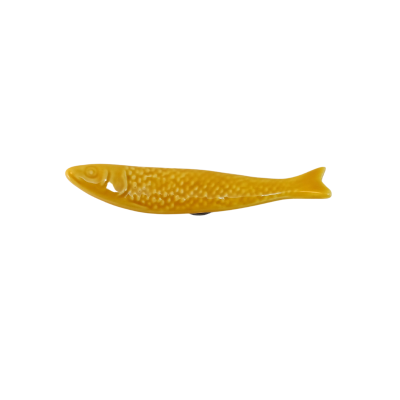 Peixe decorativo amarelo em cerâmica com textura de escamas