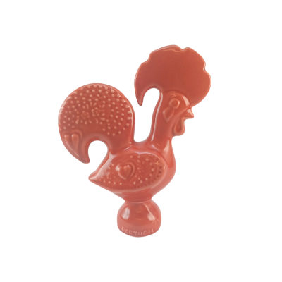 Figura decorativa galinho de cerâmica vermelha com inscrições na base