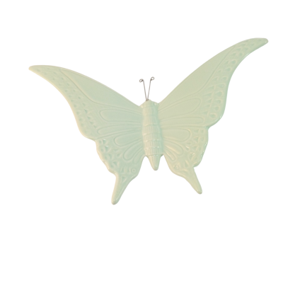 Borboleta decorativa branca em cerâmica com asas detalhadas