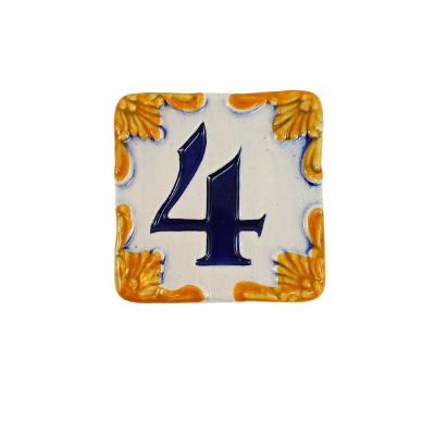 Azulejo cerâmico com número 4 azul e detalhes amarelos e laranja