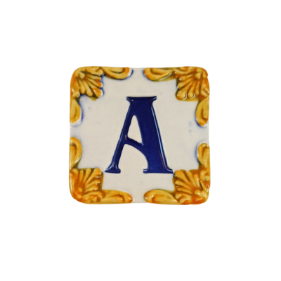 Azulejo quadrado com letra A azul e detalhes dourados