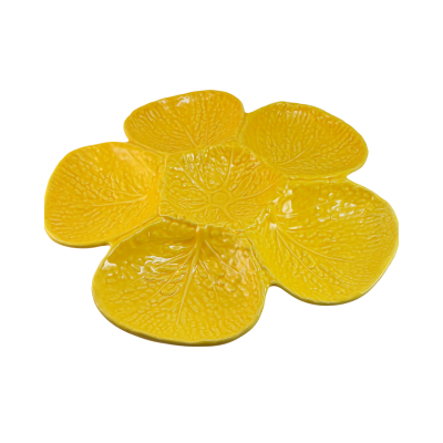 Prato amarelo de cerâmica em formato de flores ou folhas texturizadas