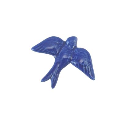 Pássaro decorativo azul em cerâmica com asas abertas