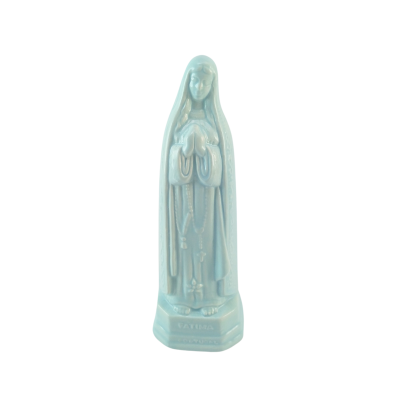 Estátua azul clara de Nossa Senhora de Fátima em cerâmica com terço e base com inscrições