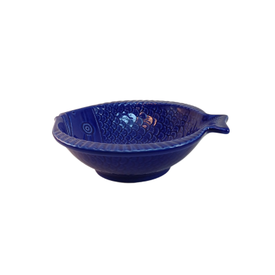 Taça em cerâmica azul em forma de peixe com textura de escamas